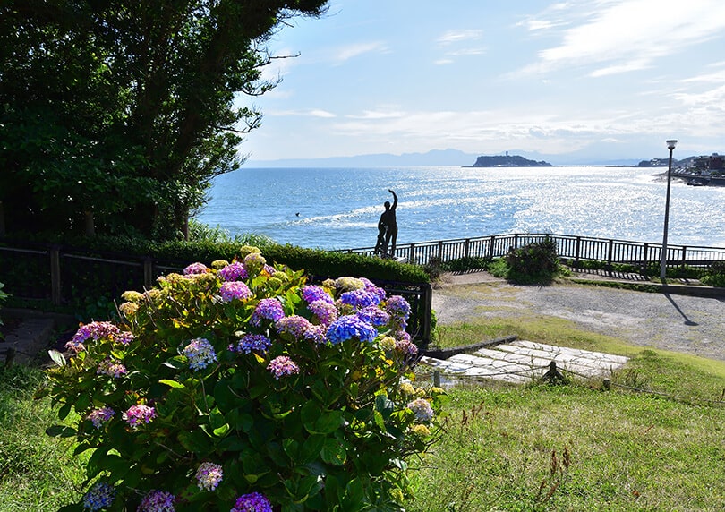 sweeping views of the ocean, Enoshima Island, and Mt. Fuji from Inamuragasaki Park